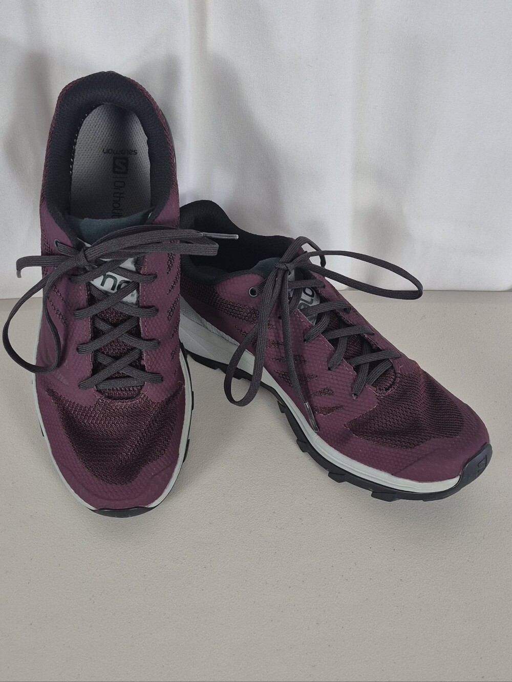 Salomon Women's Outline Flexible Mesh Low Top Hiking Shoe / Sneaker - Size 9